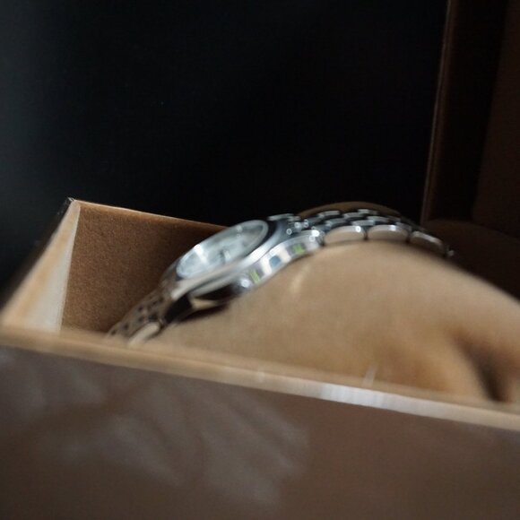 Gucci 5500L Mother of Pearl Face and Diamond - Picture 5 of 8